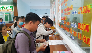 Chầu chực bến xe Đà Nẵng từ sáng tinh mơ mua vé xe Tết